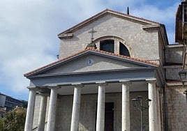 Fachada principal de la iglesia parroquial.