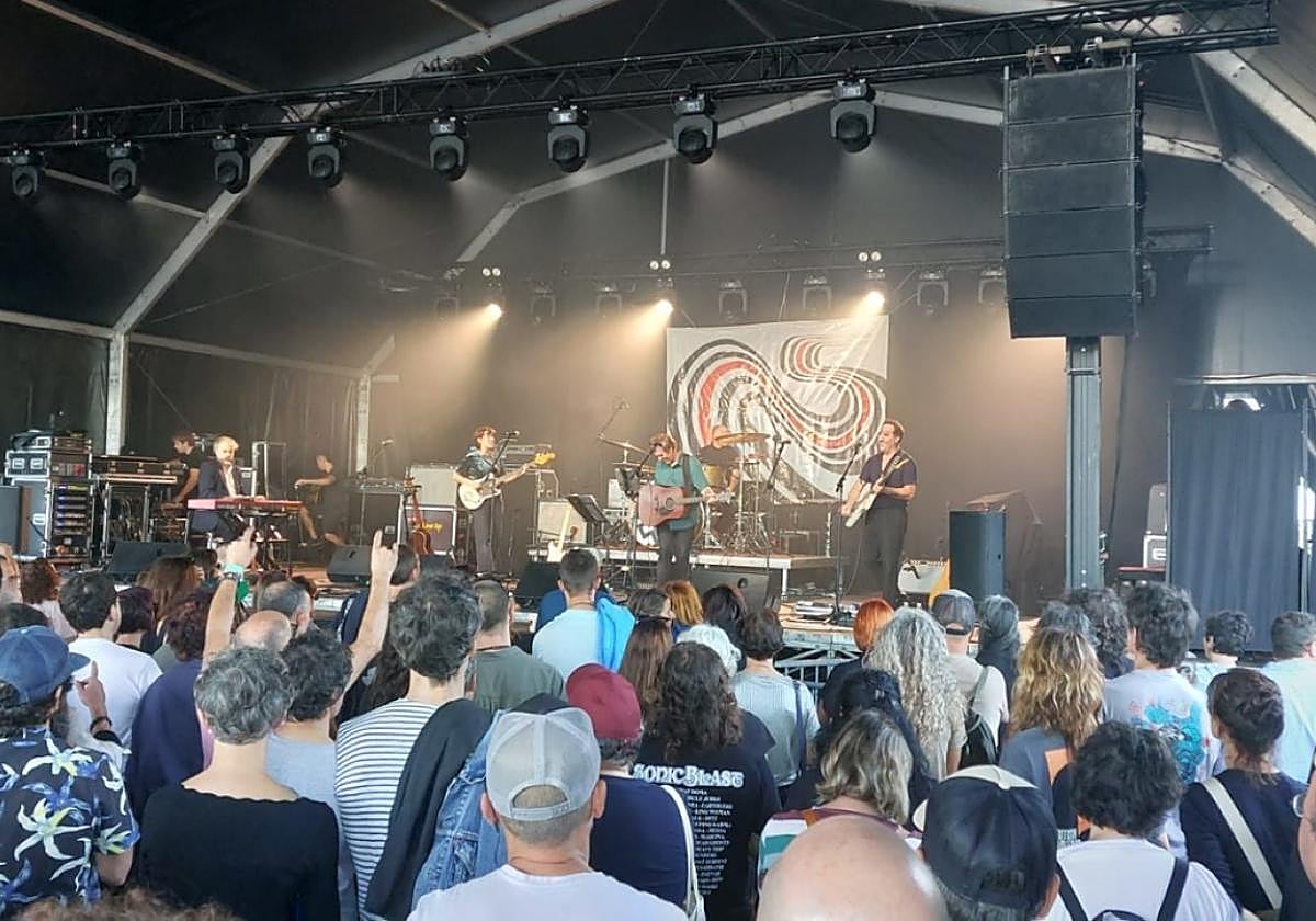 Durante toda la tarde-noche la carpa en el aparcamiento de la playa estuvo llena.