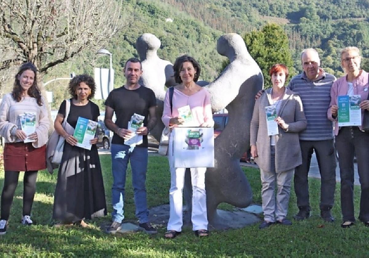 Udal eta herriko eragileen ordezkariak Zaintza sarearen aurkezpenean.