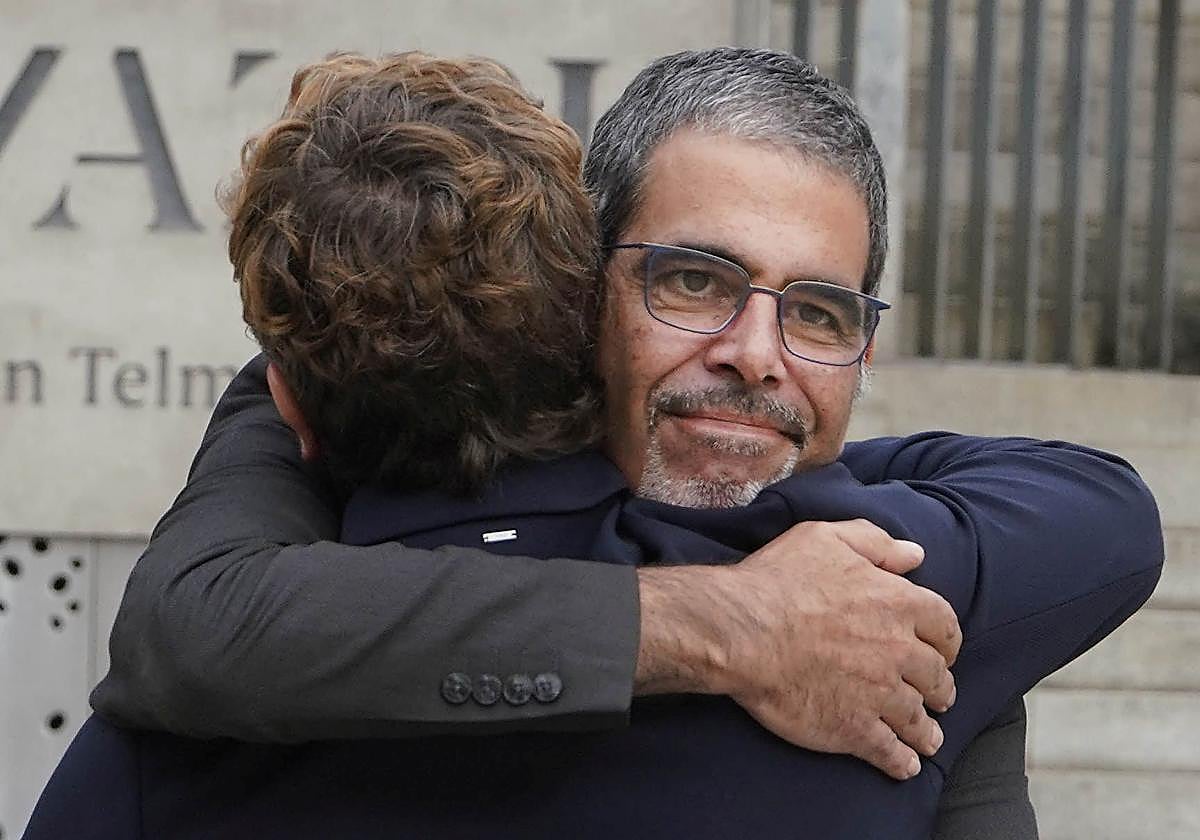 Eneko Goia saluda a su sucesor Jon Insausti en la presentación de este último a comienzo de mes como candidato a alcalde.