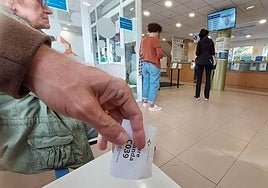 Varios pacientes aguardan en su turno en el ambulatorio de Tolosa.