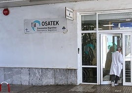 Una sanitaria accede a la sede de Osatek en el Hospital Donostia.