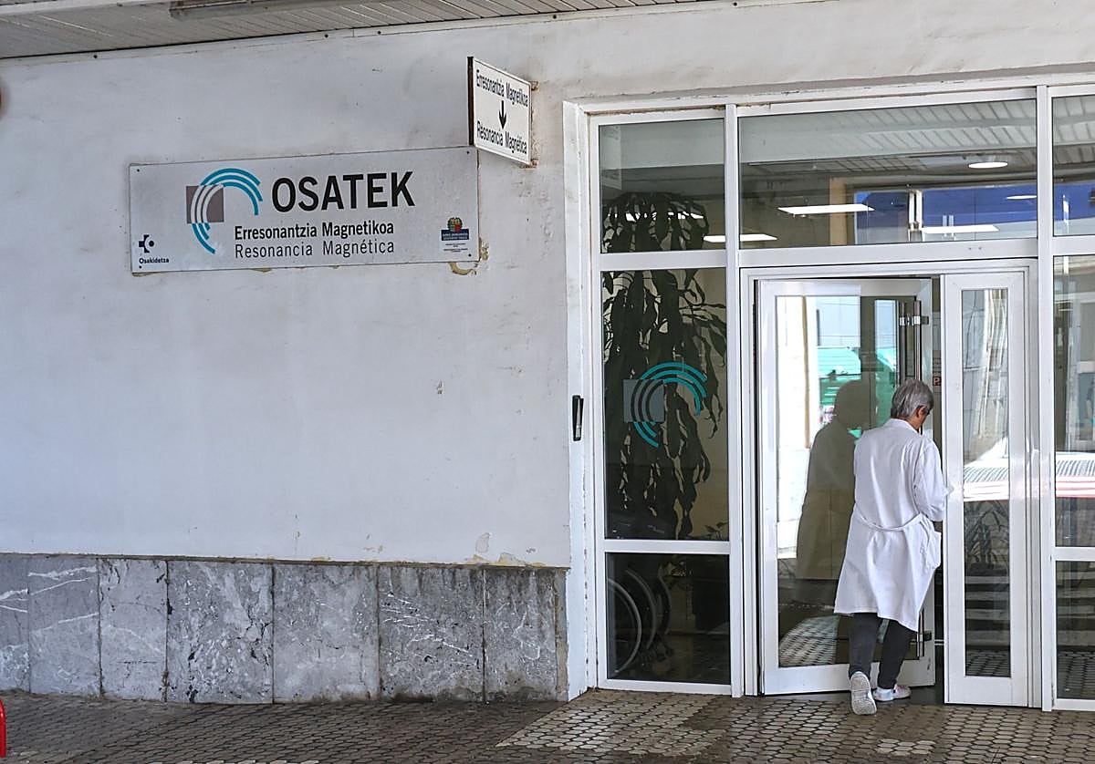 Una sanitaria accede a la sede de Osatek en el Hospital Donostia.