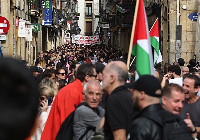 Manifestación por la Parte Vieja de Donostia.