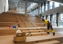 Una escalera ejerce de columna vertebral del GOe y los escalones laterales están pensados para el uso de estudiantes, investigadores y público general.