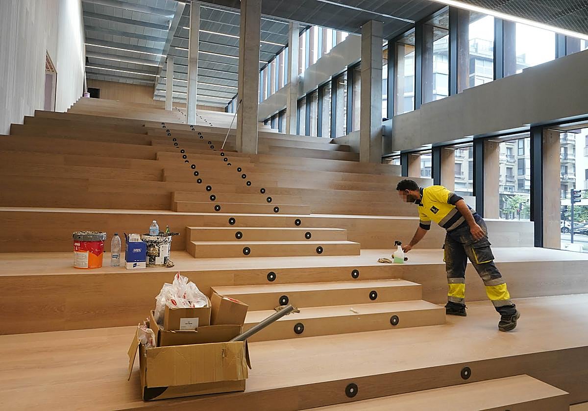 Una escalera ejerce de columna vertebral del GOe y los escalones laterales están pensados para el uso de estudiantes, investigadores y público general.