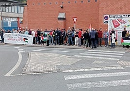 Imagen de la concentración desarrollada a las 11.15 horas de este miércoles por los trabajadores en la Industrialdea legazpiarra.