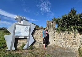 En la plaza podremos ver el centro de interpretación que recoge la historia del gigante de Altzo.