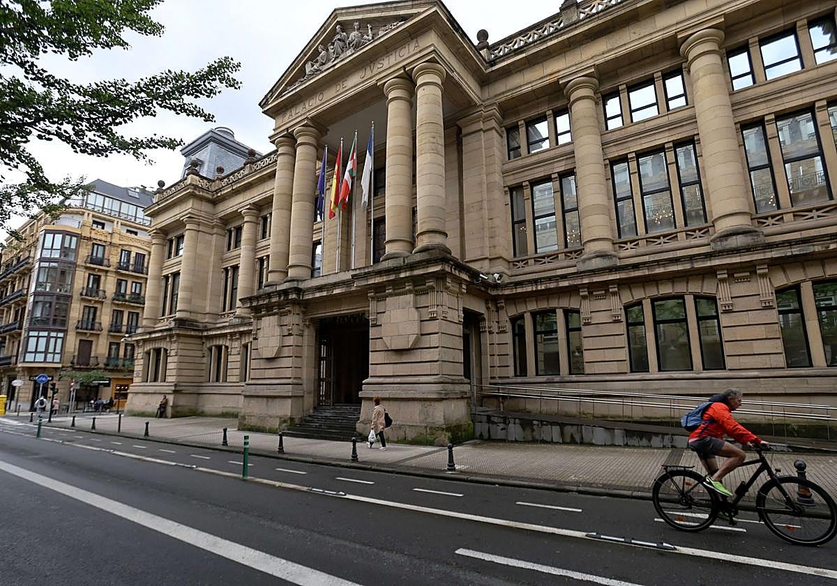 Imagen exterior de la Audiencia Provincial de Gipuzkoa.