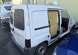 Escribe Iñigo: «En el polígono de Belartza, lleva abandonado desde hace más de un año un vehículo destrozado. A pesar de haber avisado en varias ocasiones a la Guardia Municipal, no se ha tomado ninguna medida al respecto. Este coche supone un riesgo para la seguridad, genera suciedad y ocupa espacio público de forma indebida. Solicitamos su retirada urgente».