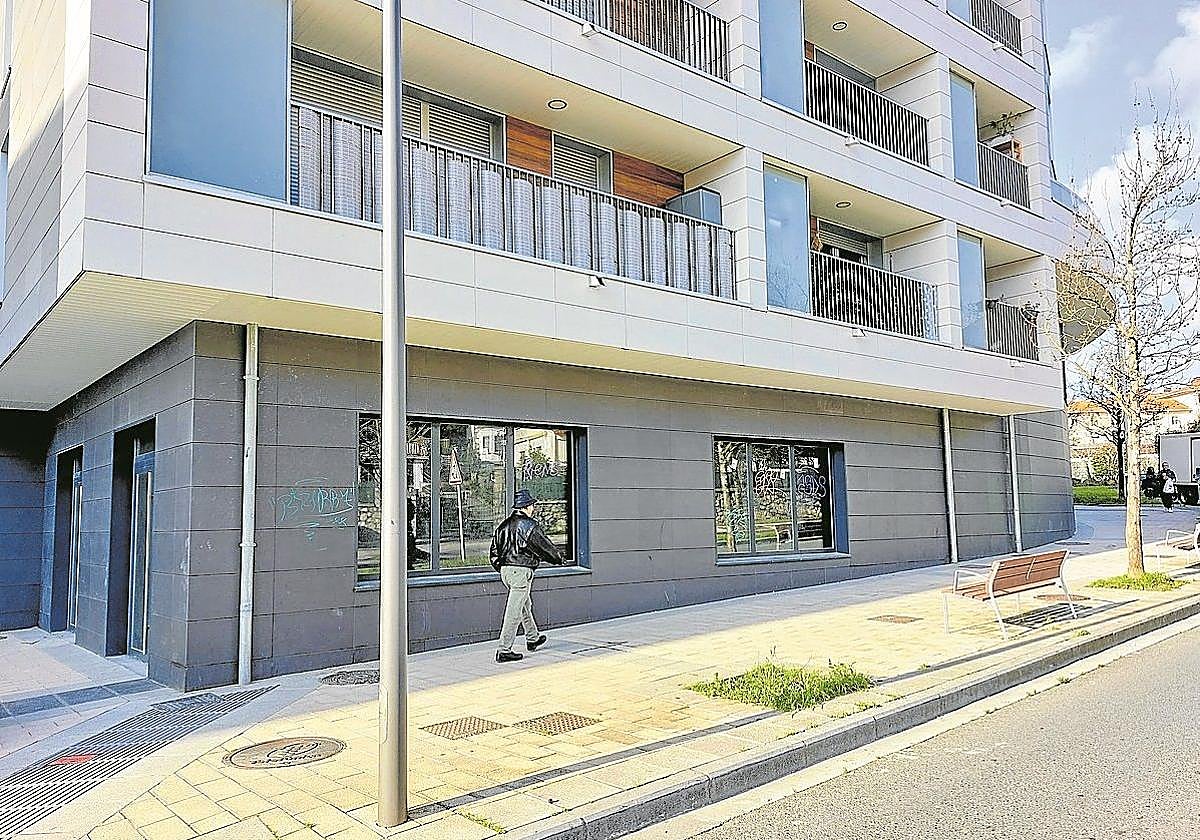 Locales en los que se ubicará el nuevo espacio de atención primaria, vistos desde la avenida Euskal Herria.