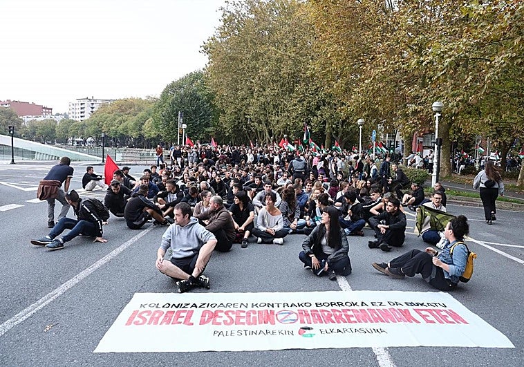 Algunos de los congregados en favor de Palestina, sentados en mitad de la calzada.