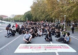 Algunos de los congregados en favor de Palestina, sentados en mitad de la calzada.