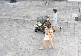 Una familia pasea por el centro de Beasain.