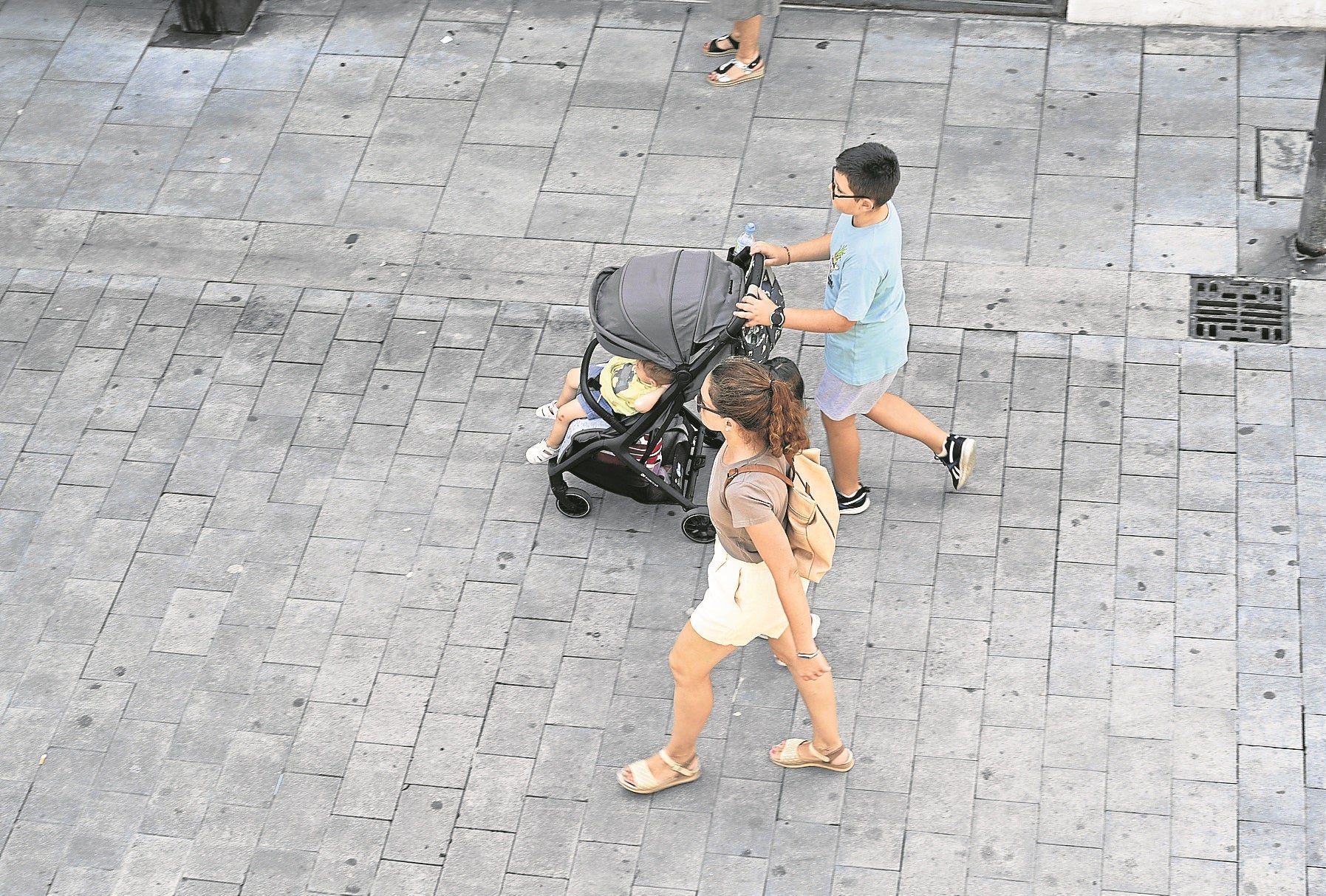 Una familia pasea por el centro de Beasain.