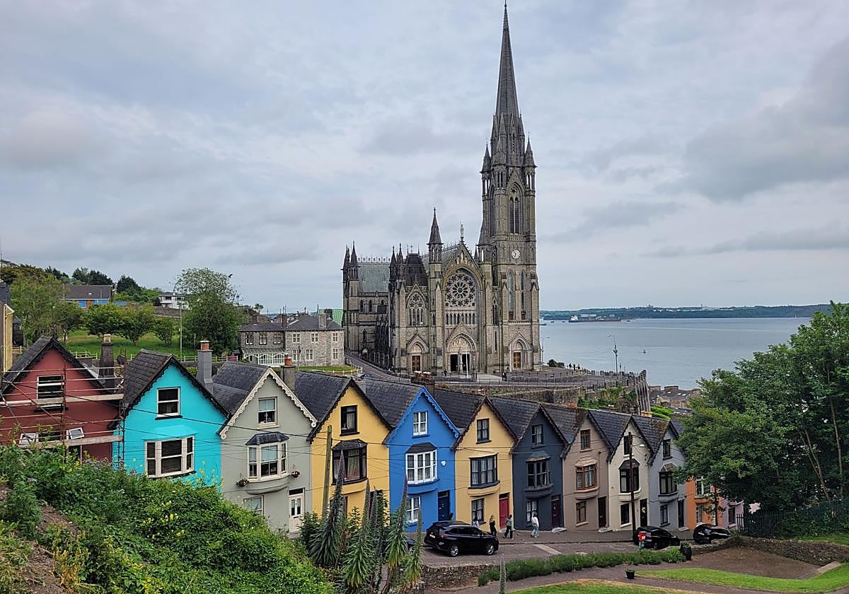 Las casas de colores de Cobh, con su catedral en el fondo, forman una bonita estampa.