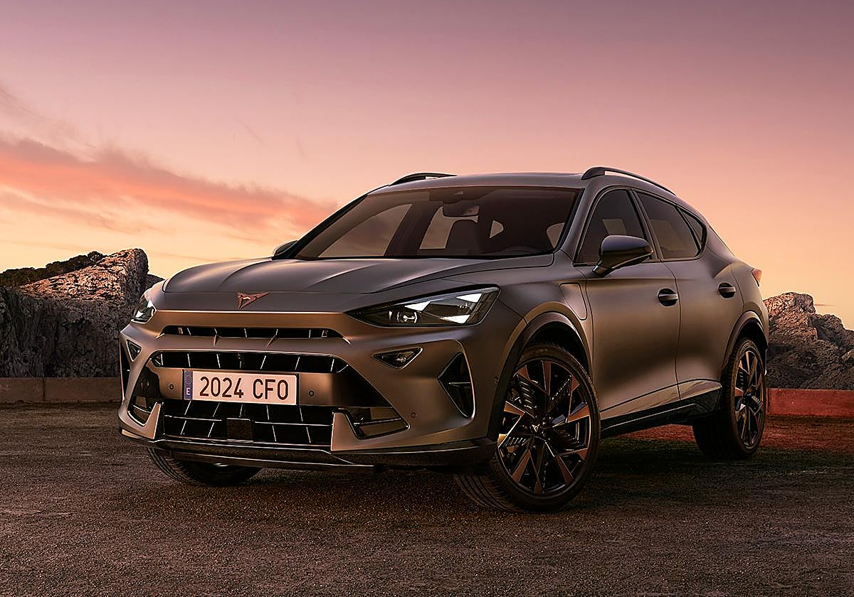 El CUPRA Formentor e-HYBRID está disponible con dos niveles de potencia de 204 y 272 CV, con una batería de 19,7 kWh con la que supera los 120 km de autonomía en modo eléctrico.