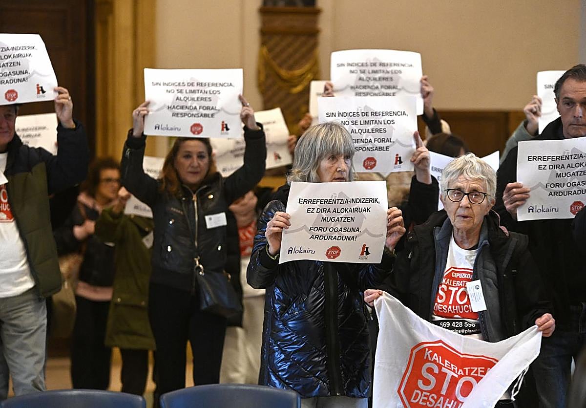 Protesta de Stop Desahucios en el Ayuntamiento de Donostia