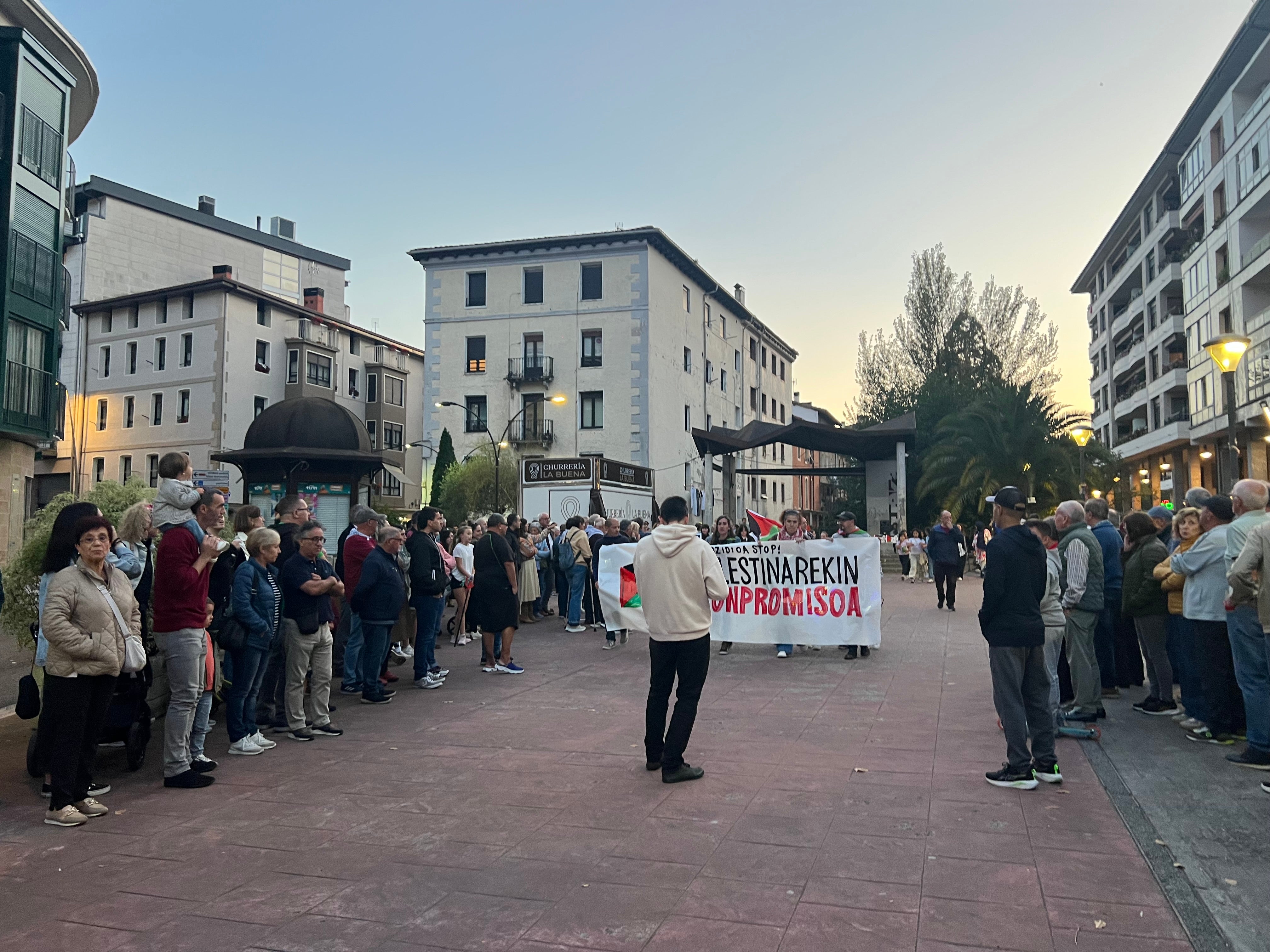 Zumarraga y Urretxu han formado una enorme manifestación en apoyo al pueblo palestino