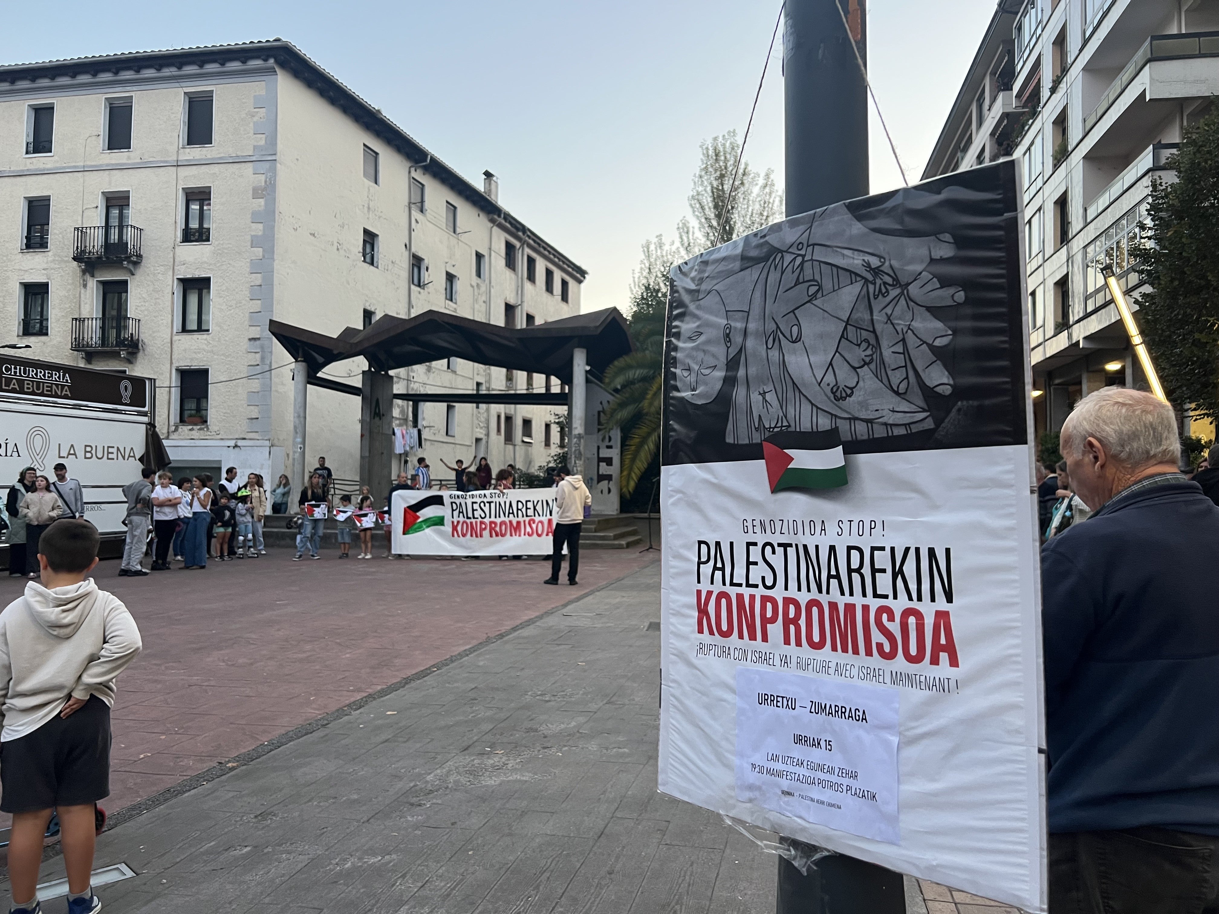 Zumarraga y Urretxu han formado una enorme manifestación en apoyo al pueblo palestino