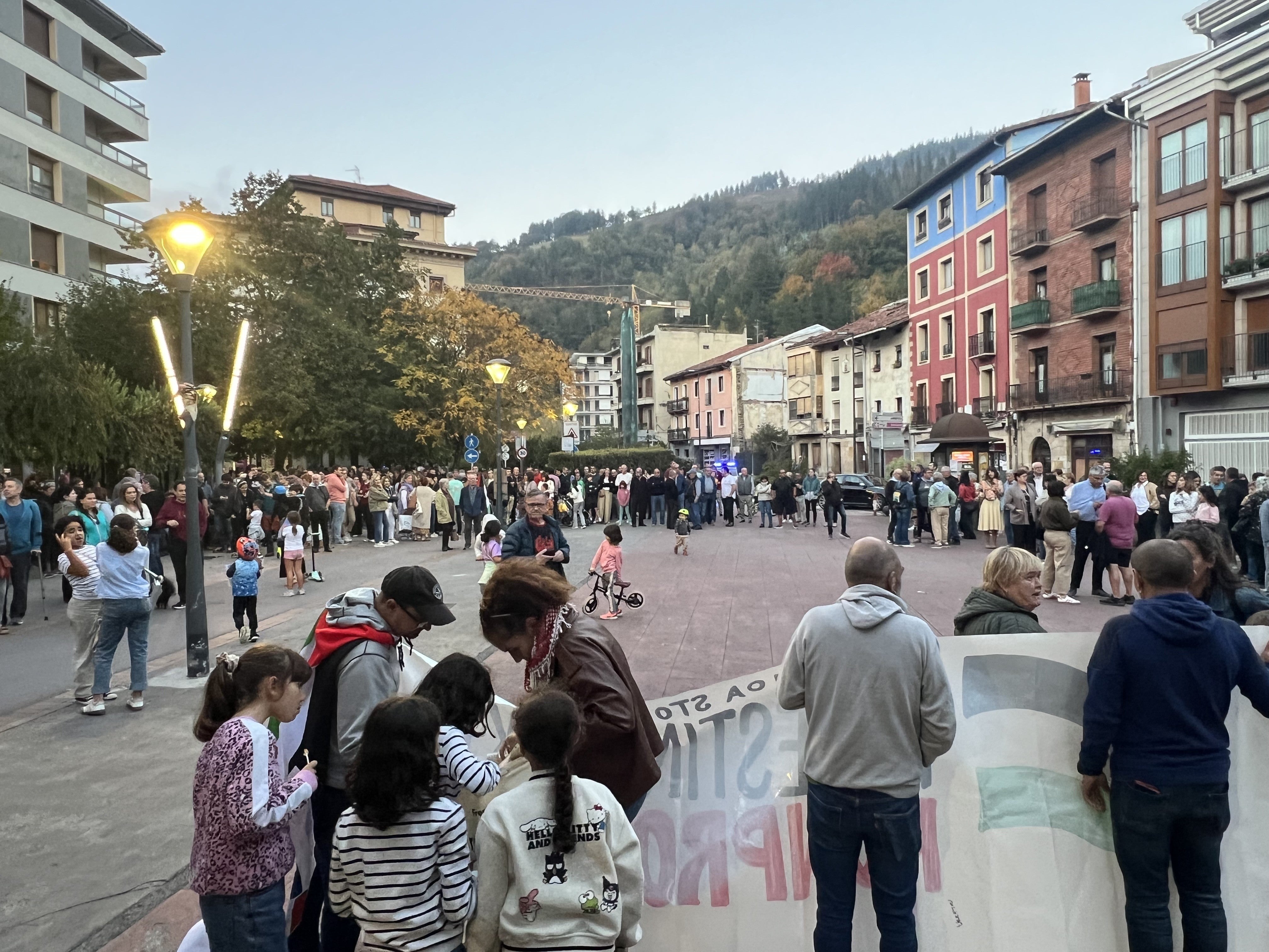 Zumarraga y Urretxu han formado una enorme manifestación en apoyo al pueblo palestino