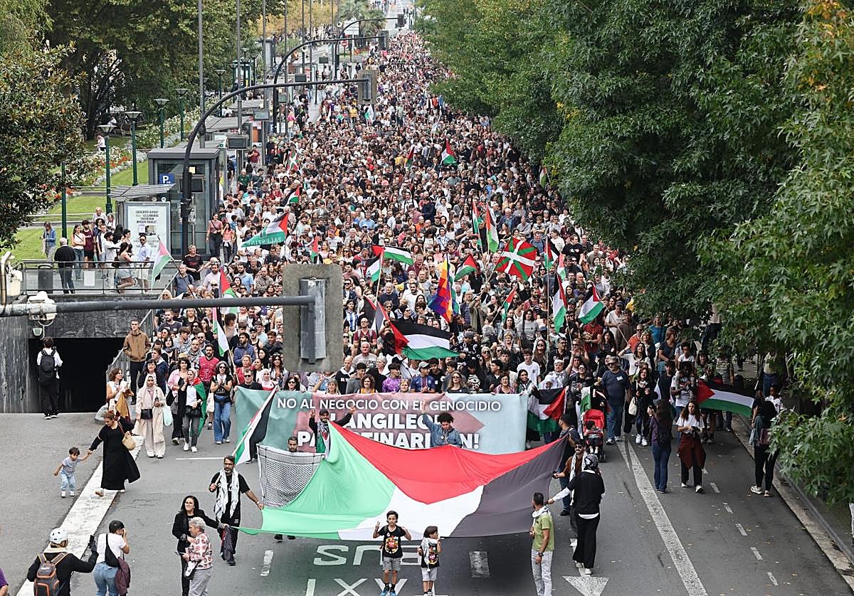 Manifestación en apoyo a Palestina en el Boulevard donostiarra.