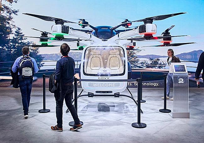 A la izquierda un dron preparado para transporte de pasajeros, encima el Cupra Tindaya y a la derecha el Hyundai Concept Three, que avanza el que será un eléctrico más pequeño que el Inster