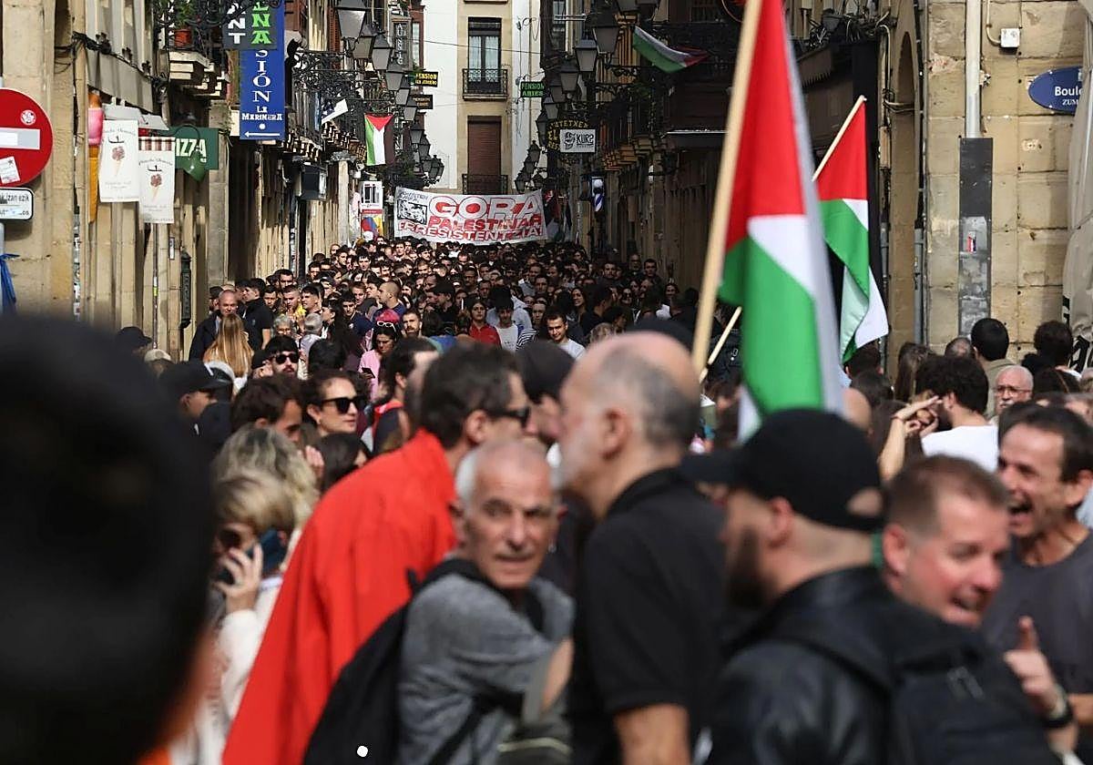 Concentración en las calles de la Parte Vieja de Donostia en favor del pueblo palestino.