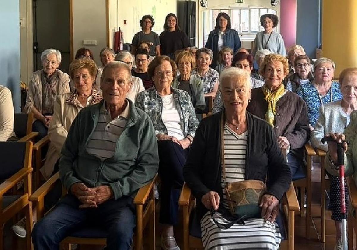 Representantes municipales junto a personas mayores en el inicio del nuevo curso de gimnasia mental.