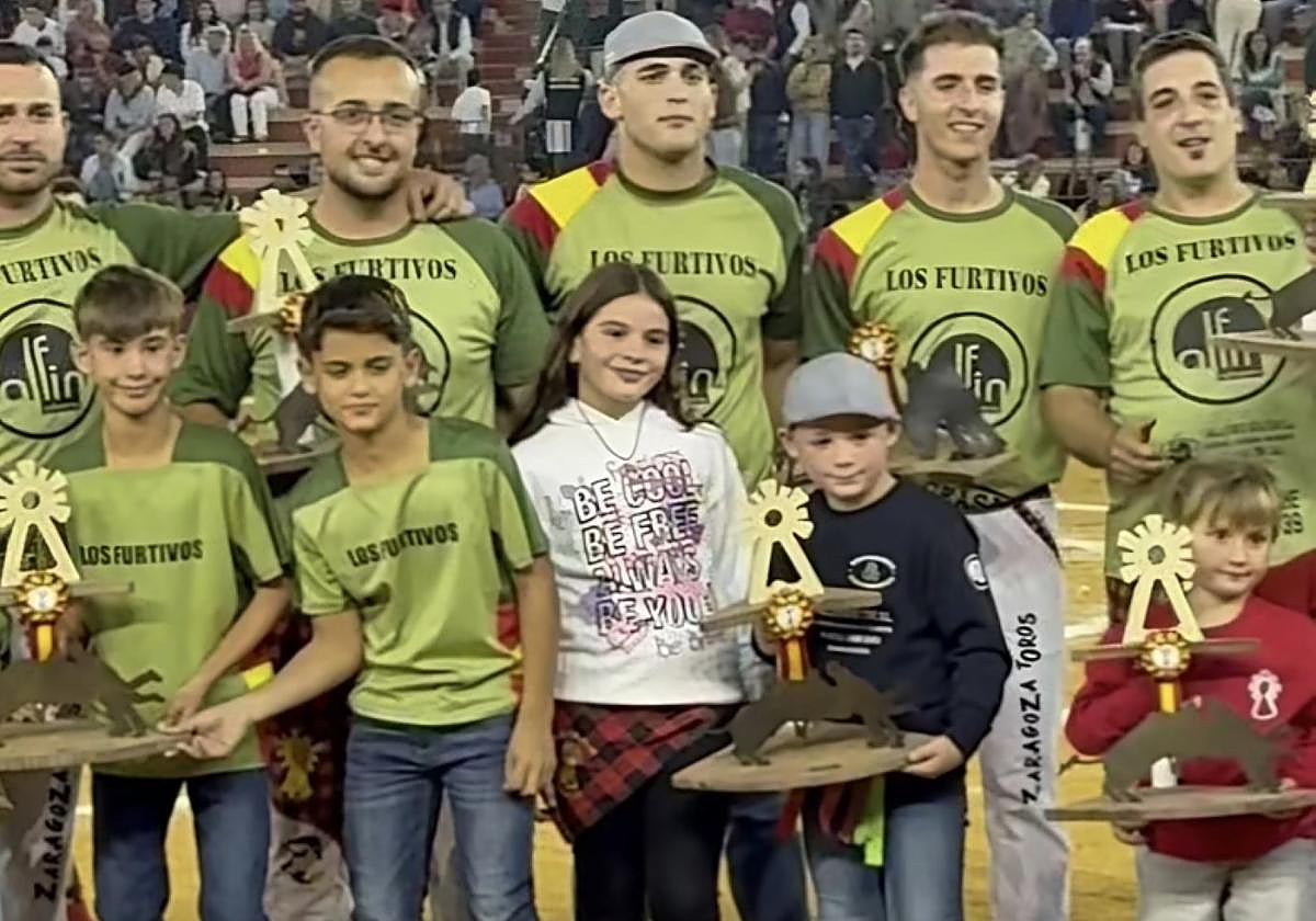 Iturralde, segundo por la derecha, con su cuadrilla 'Los Furtivos'.