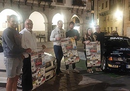 Representantes de Bosteko eskudería, Federación y Ayuntamiento junto a los pilotos Maria Aranbarri y Iokin Agirre.