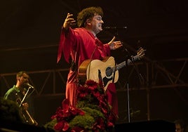 Jokin Pinatxo durante el concierto que el grupo ofreció durante la Semana Grande donostiarra.