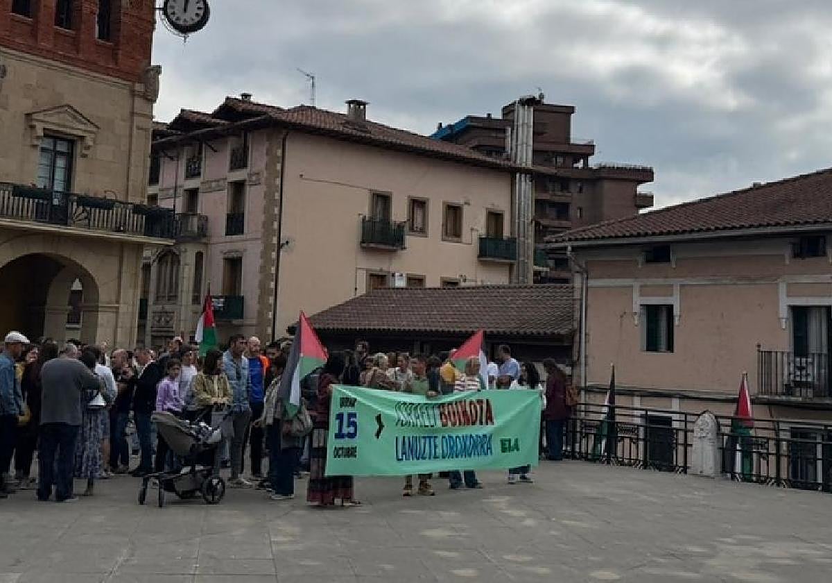 Imagen de la concentración celebrada ayer en la plaza.