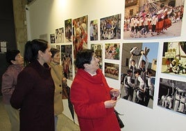Exposición con fotografías de los dantzaris de Txikitxu-Arrostaitz instalada en marzo en Kulturate.