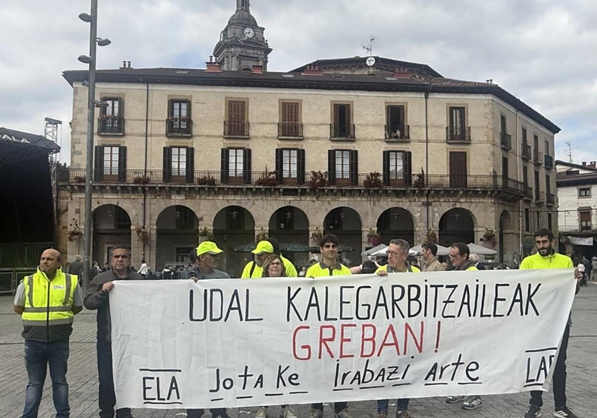 Concentración de trabajadores de la limpieza en la plaza.
