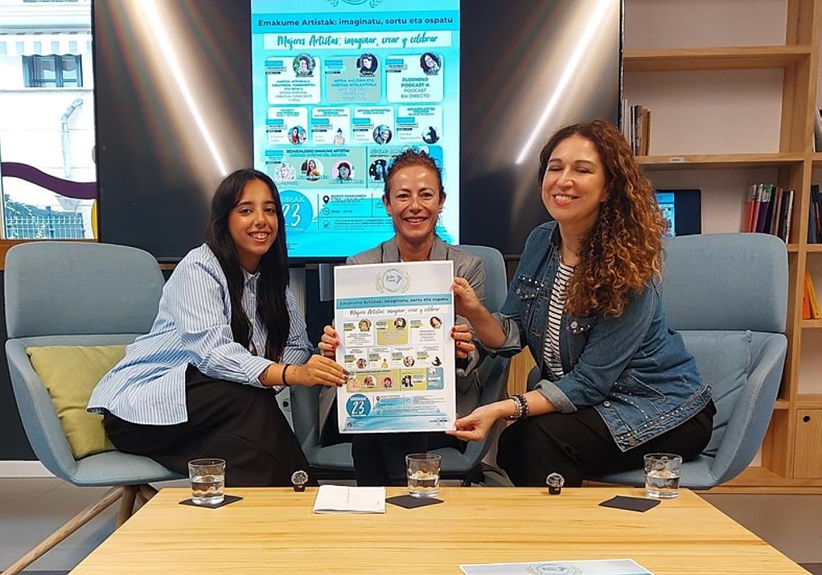 Aroa Legarreta, la delegada Maite Cortina y Gemma González, este miércoles.