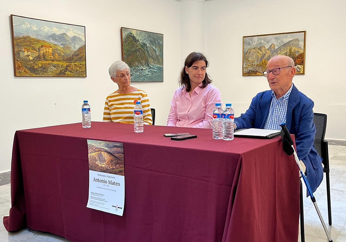 Marina Mateo, hija de Antonio Mateo; Nuria Alzaga, delegada de Cultura, y Luis Lainsa, comisario de la muestra.