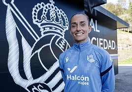 Ainhoa Moraza posa sonriente en Zubieta antes de su comparecencia de prensa.