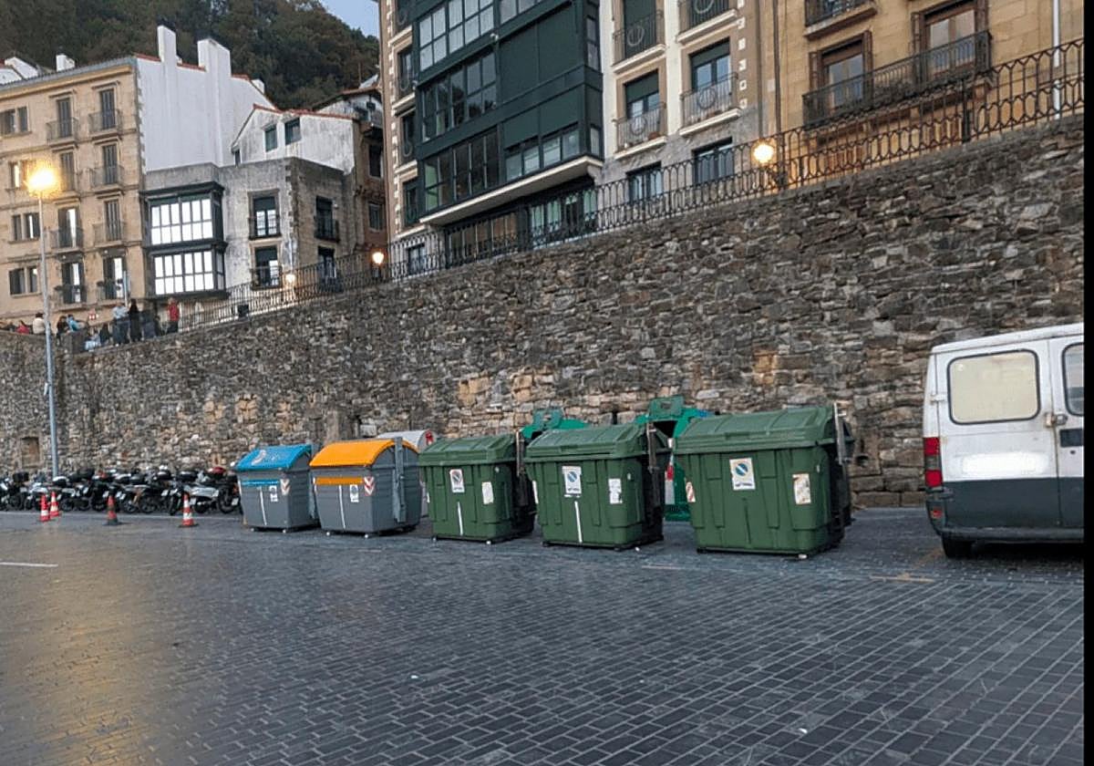 Escribe Iñaki: «En el Puerto, junto a la plaza Kaimingaintxo, se levanta uno de los muros más antiguos de la ciudad. Su origen es de finales del s.XII. Declarada Monumento Nacional en 1925, hoy sirve de fondo para contenedores, coches y cuadros eléctricos. Mientras en Hondarribia las murallas se iluminan y cuidan, aquí el Ayuntamiento parece mirar a otro lado».