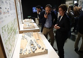 Denis Itxaso y Nekane Arzallus miran las maquetas de los tres proyectos finalistas en la exposición.
