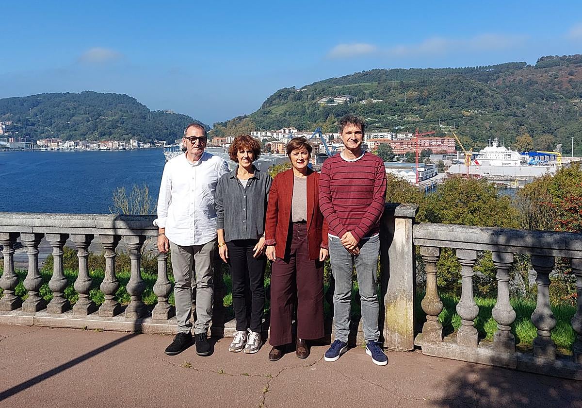 Los cuatro alcaldes de la comarca posan con el Puerto de Pasaia a sus espaldas