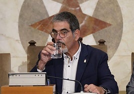 Eneko Goia bebe agua durante el pleno de este jueves.