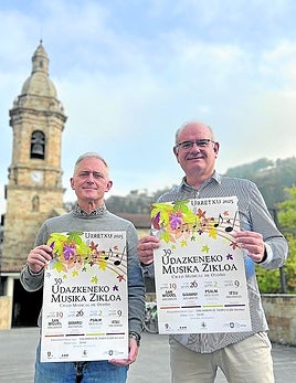 u Presentación. Jon Luqui y Javier Arratibel este jueves, con el cartel del ciclo de este año. limia