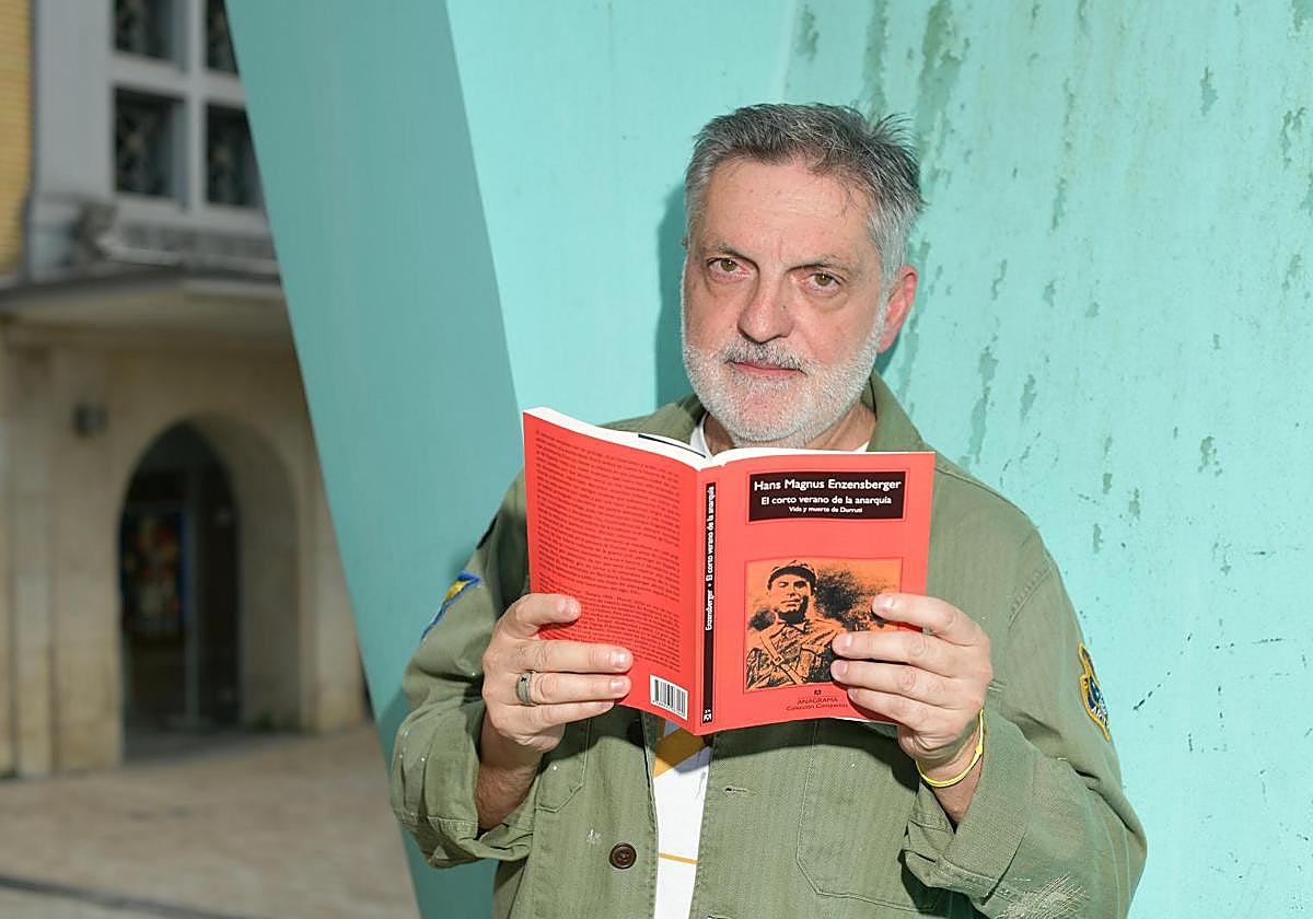 Juan Manuel, con la biografía de Durruti entre manos.