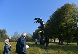 La exposición 'Limina: Cosmopolitan Chicken Project 30' del artista belga Koen Vanmechelen, en Chillida Leku