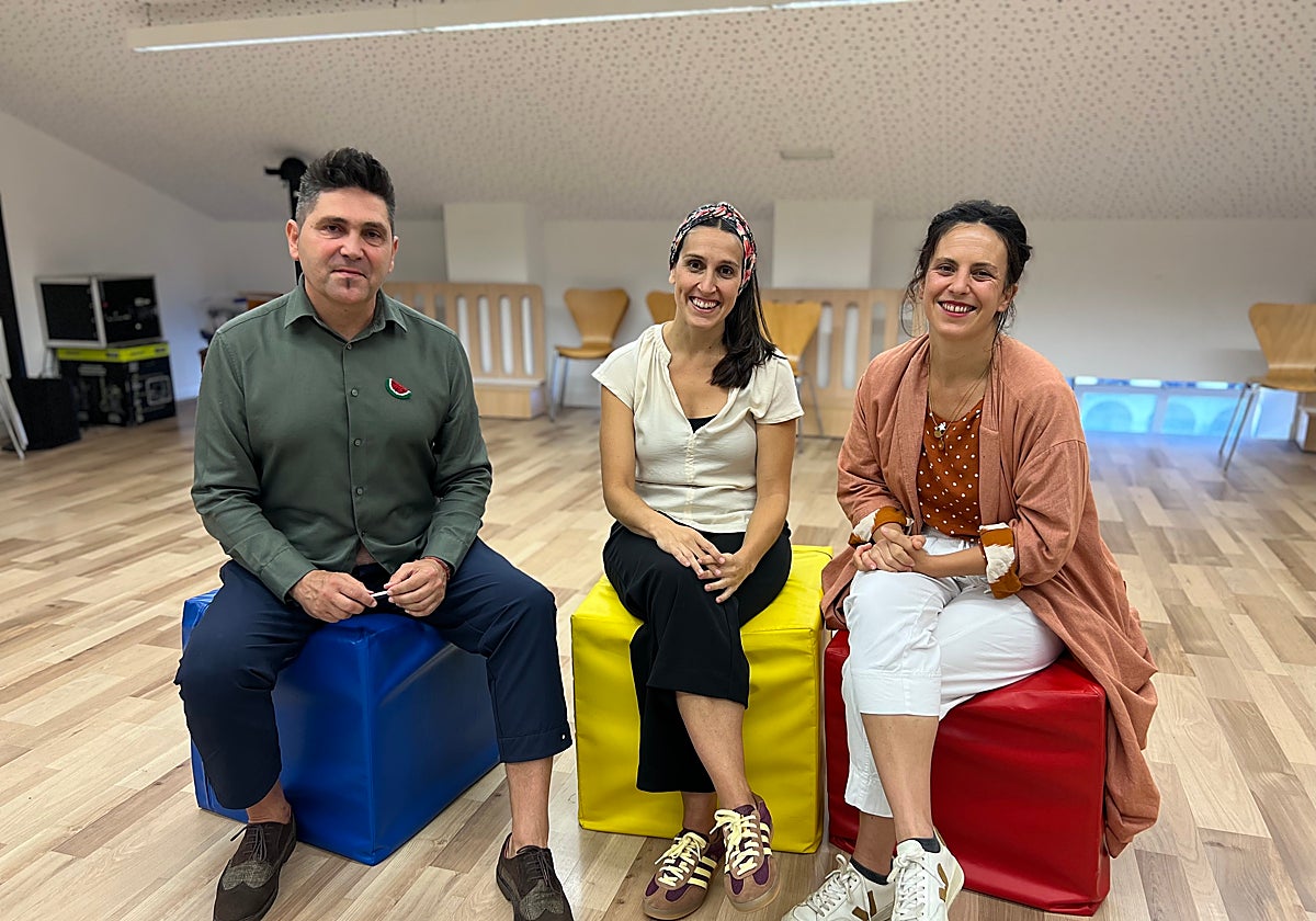 Mikel Serrano y las componentes de Lepaka en la presentación de la nueva temporada de Txiki-Txoko.