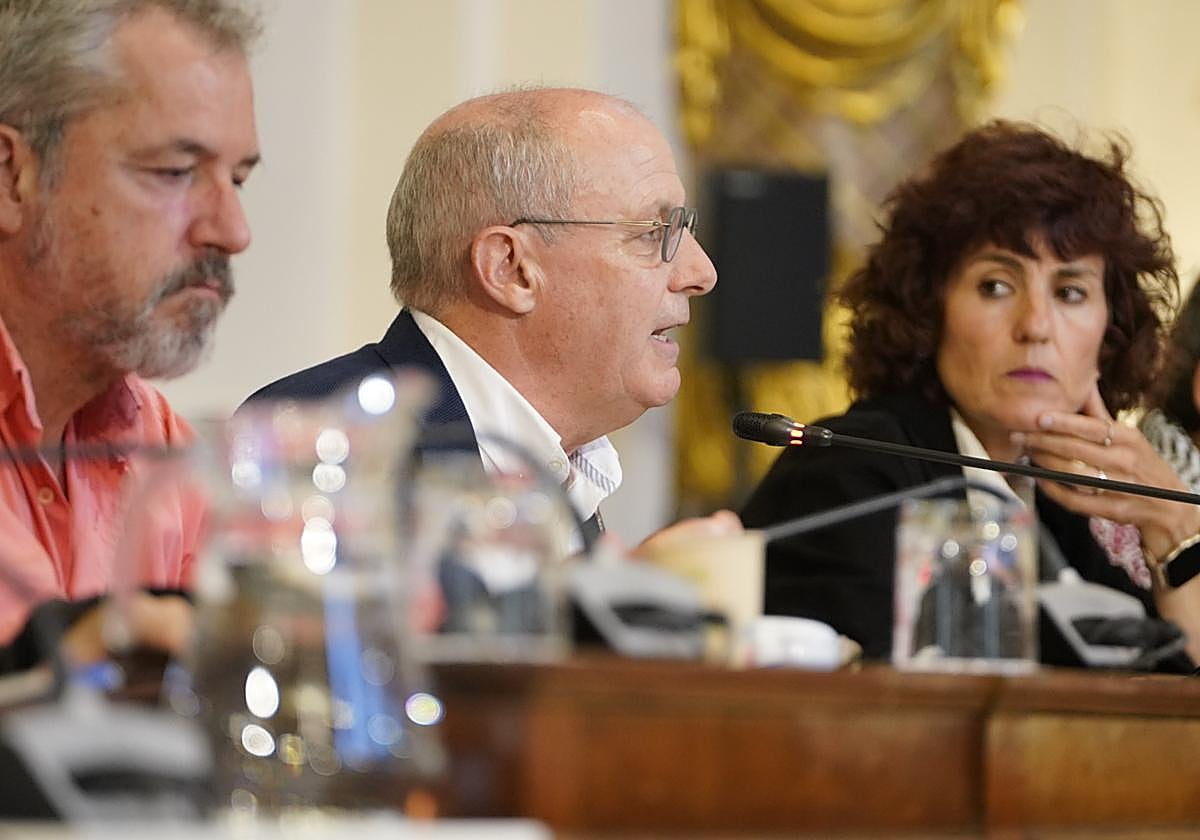 El portavoz de EH Bildu Juan Karlos Izagirre, en su intervención durante el Pleno.
