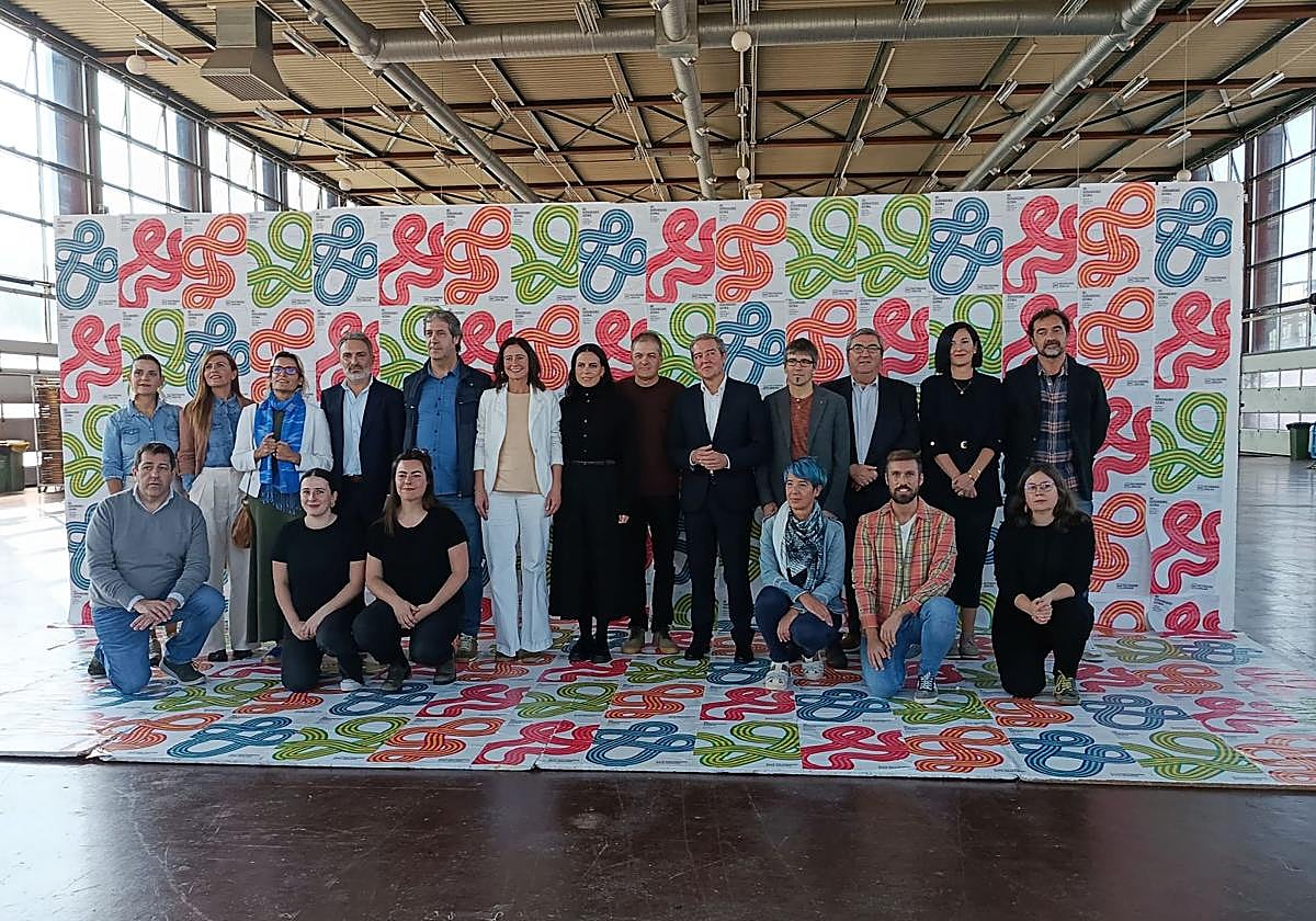 Azokako antolatzaileak, erakunde babesle eta kolaboratzaileetako ordezkariak, eta aurtengo iruditegiaren egilea, Iratxe Reparaz (erdian),