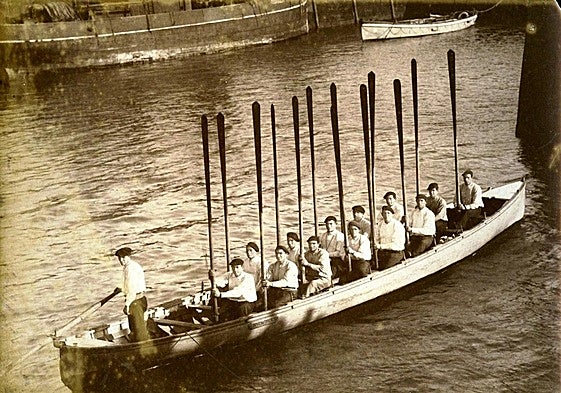 Trainera 'Invencibles' patroneada por Luis Carril.