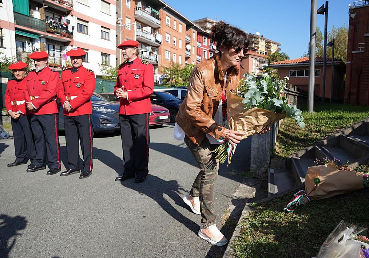 La directora de la Ertzaintza, Victoria Landa, durante la ofrenda floral.